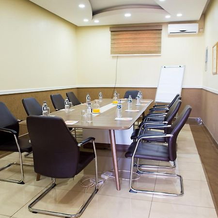 Crossroads Hotel Lilongwe Extérieur photo