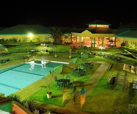 Crossroads Hotel Lilongwe Extérieur photo
