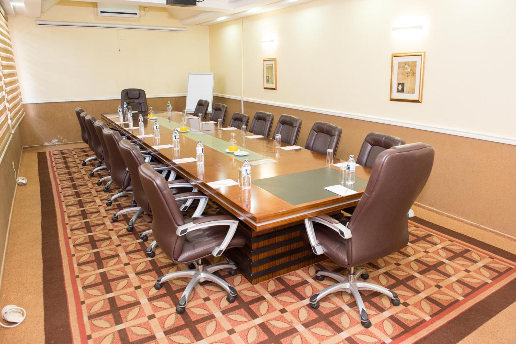 Crossroads Hotel Lilongwe Extérieur photo