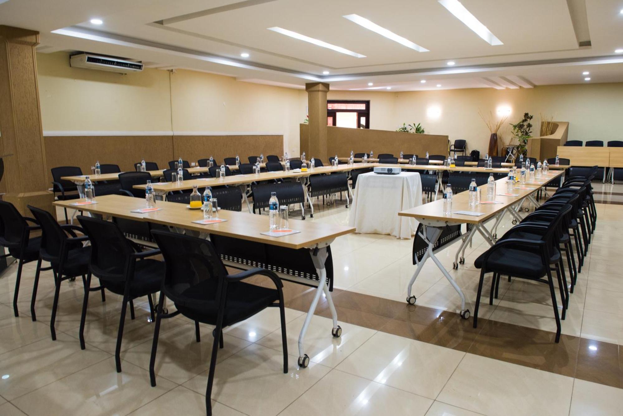 Crossroads Hotel Lilongwe Extérieur photo