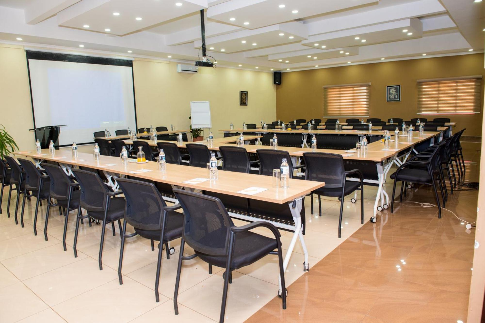 Crossroads Hotel Lilongwe Extérieur photo