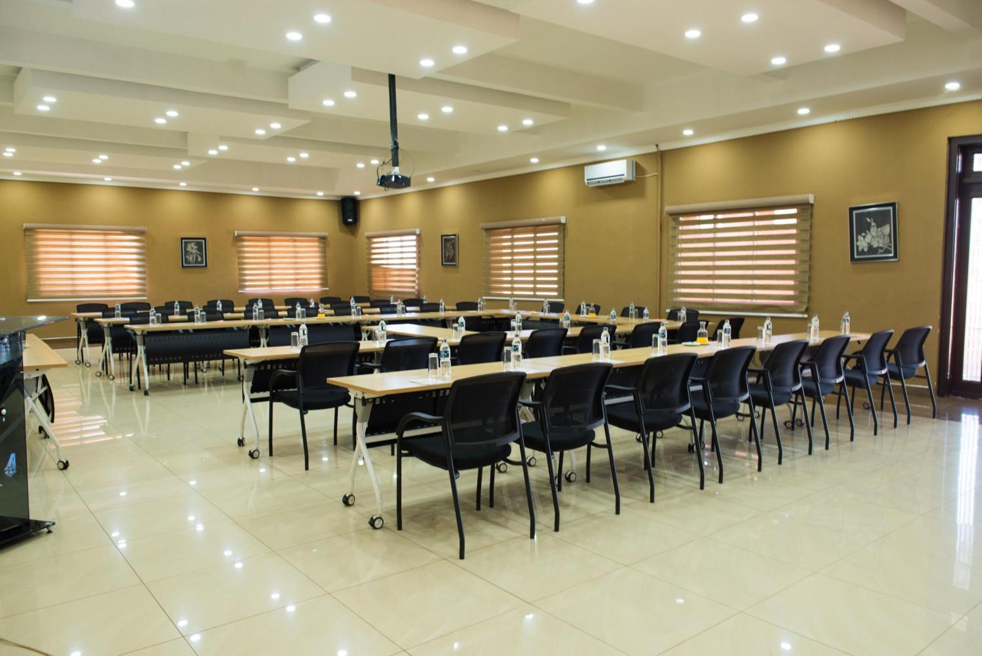 Crossroads Hotel Lilongwe Extérieur photo