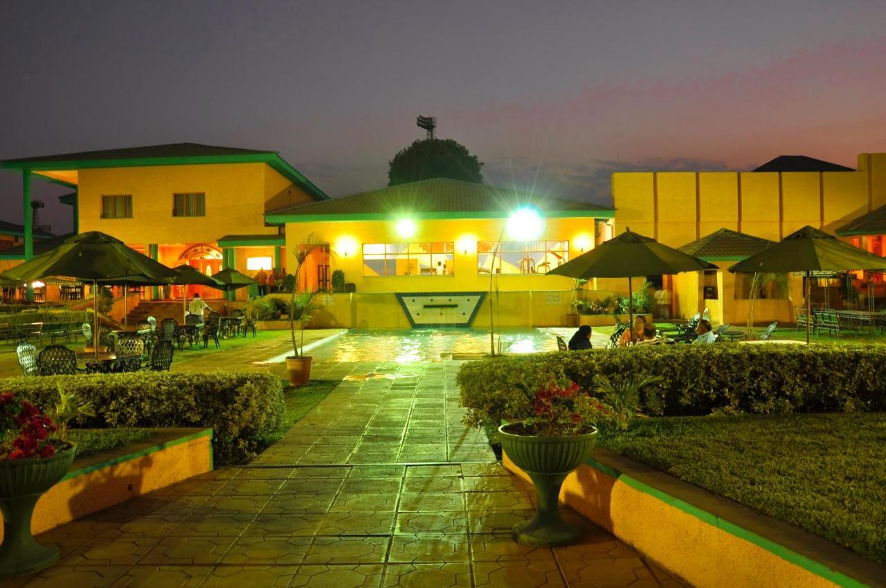 Crossroads Hotel Lilongwe Extérieur photo