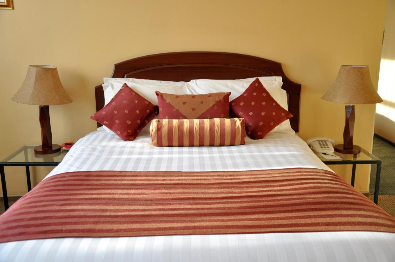 Crossroads Hotel Lilongwe Extérieur photo