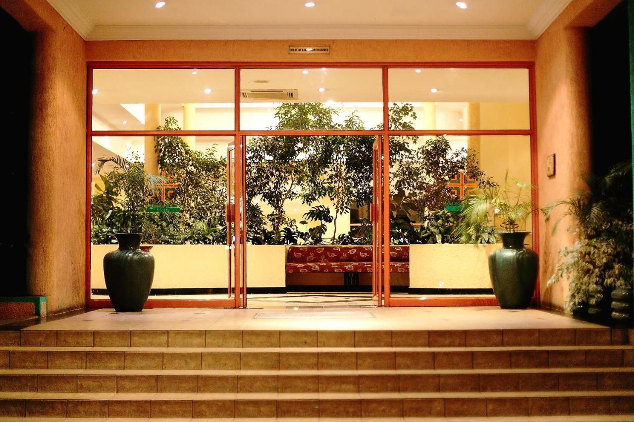 Crossroads Hotel Lilongwe Extérieur photo
