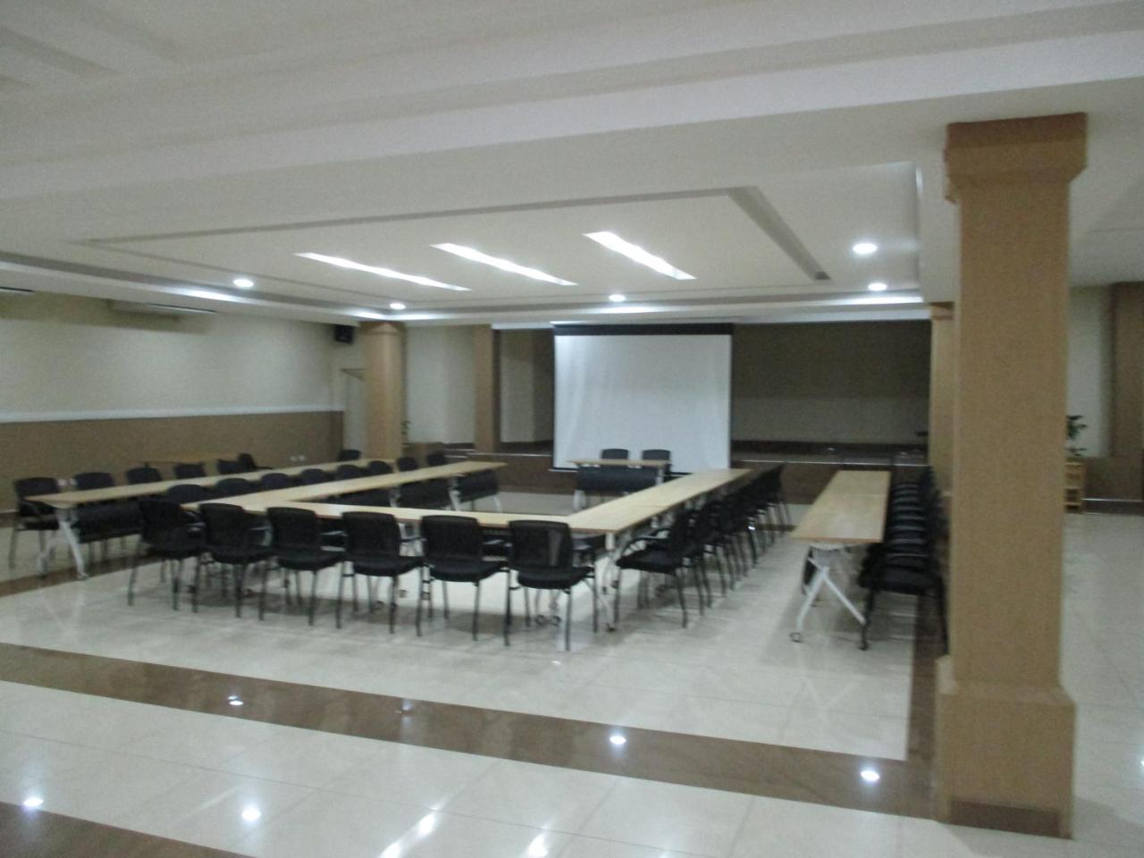 Crossroads Hotel Lilongwe Extérieur photo