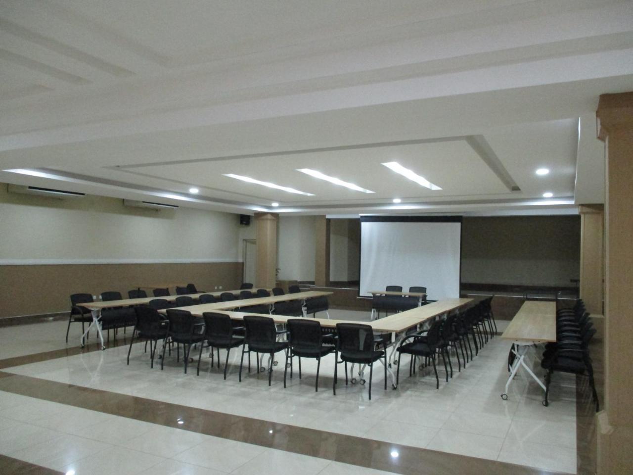 Crossroads Hotel Lilongwe Extérieur photo