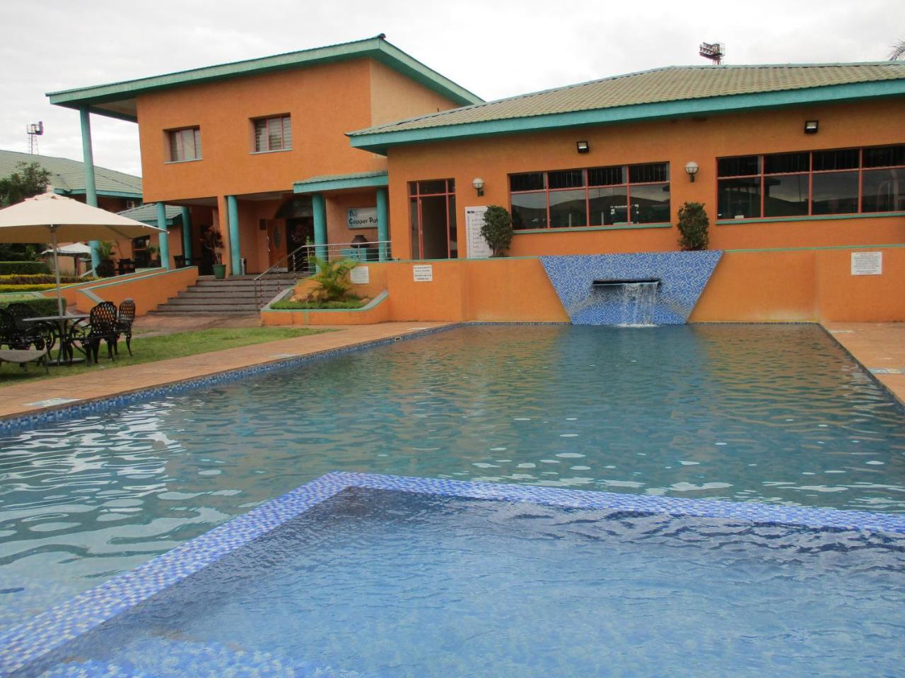 Crossroads Hotel Lilongwe Extérieur photo