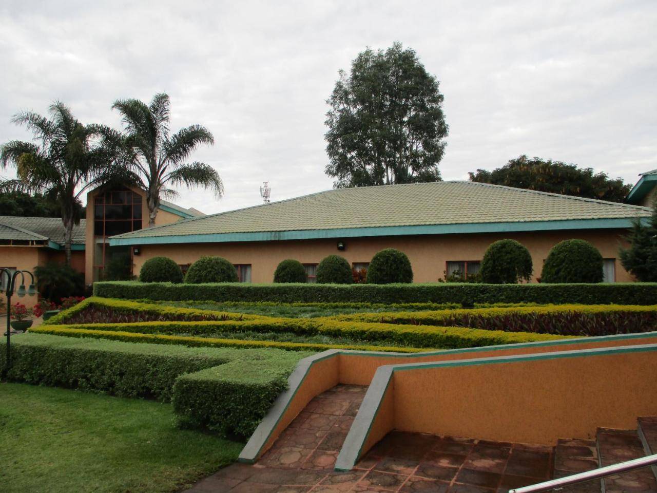 Crossroads Hotel Lilongwe Extérieur photo